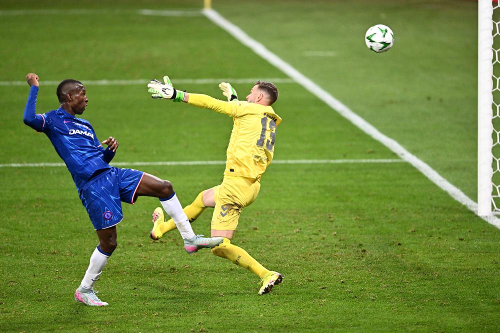 致敬李惠堂，赞助商犀旺送给魏祥鑫一颗柚子足球